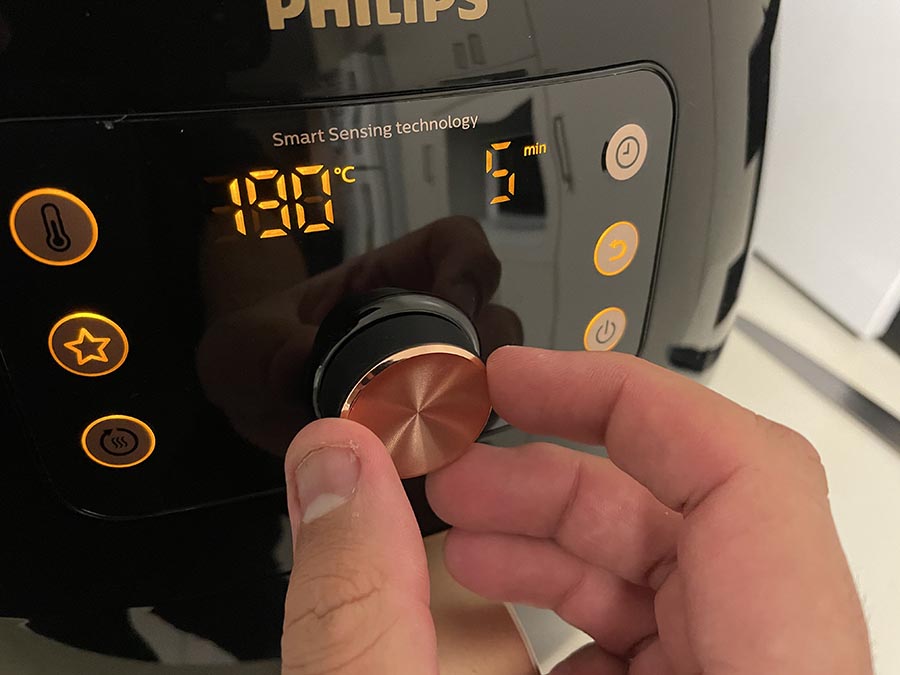 Наш обозреватель Philips Smart Air Fryer XXL регулирует шкалу устройства.