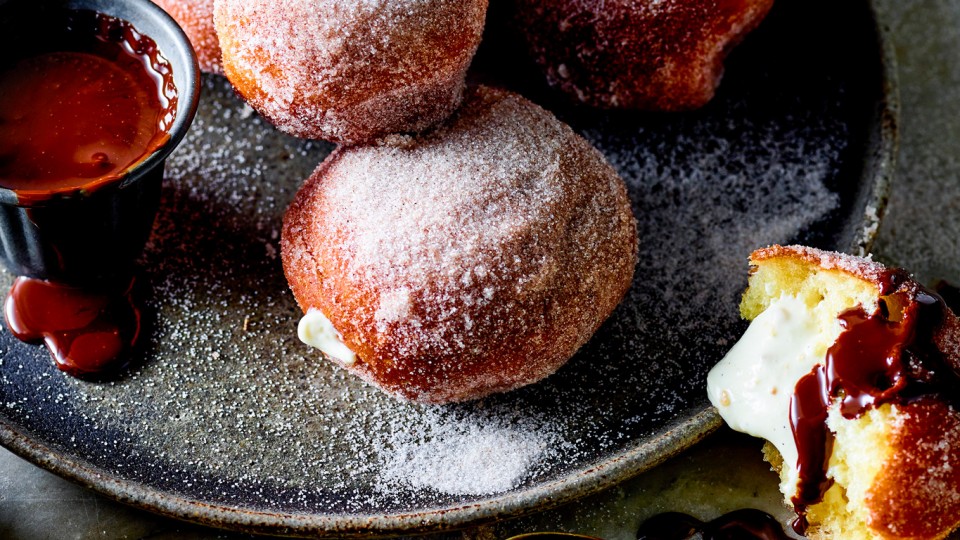 Bomboloni-with-ricotta-almond-filling-and-chocolate-sauce-recipe