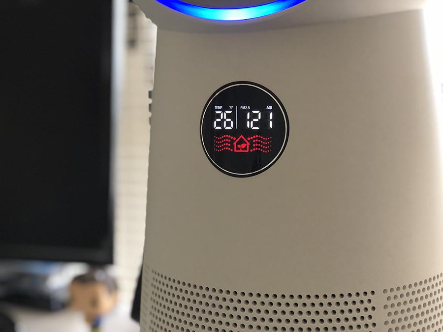 The Breville SensAir display on The Breville Air Rounder Plus Connect indicating that air quality is poor.