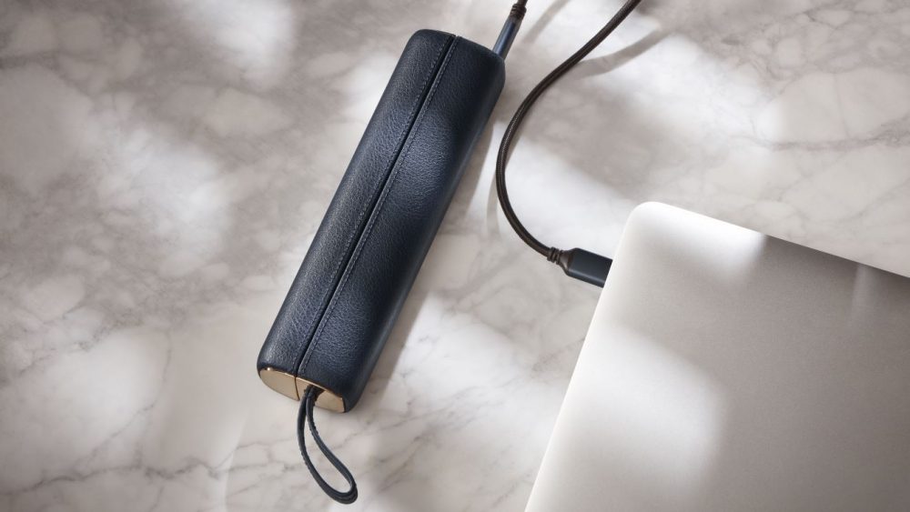 Connecting the USB travel case to the computer to charging a Philips Sonicare 9900 Prestige Power Toothbrush.