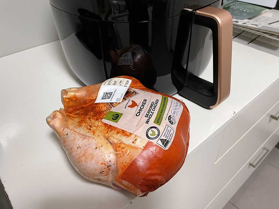 Цыпленок, приправленный специями Woolworths, перед приготовлением во фритюрнице Philips Smart Air Fryer XXL.