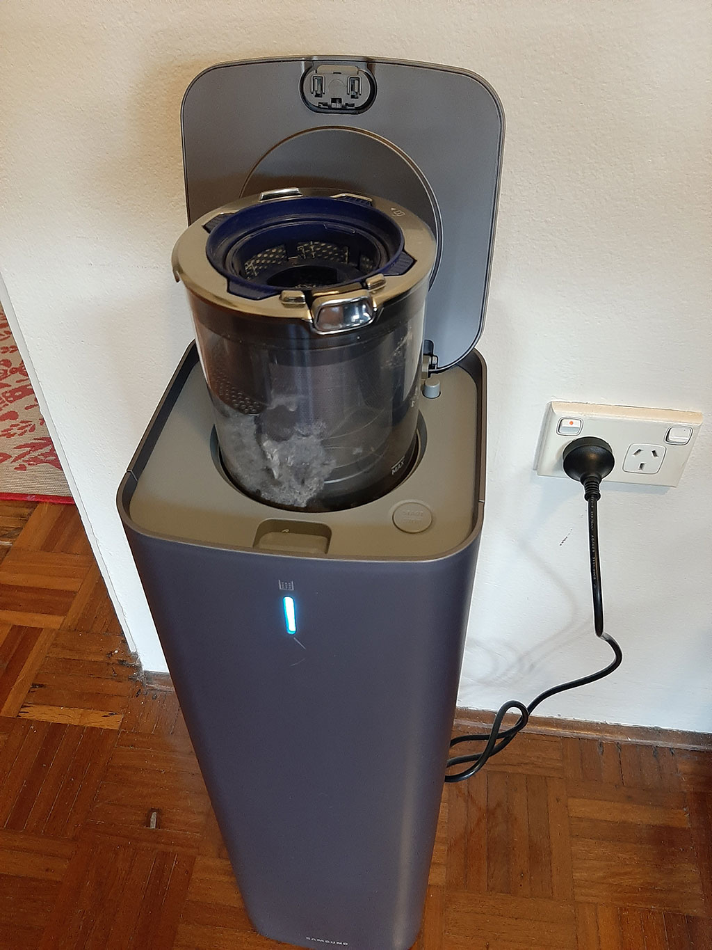 Cleaning Up With The Samsung Jet Stick Vacuum & Jet Clean Station ...