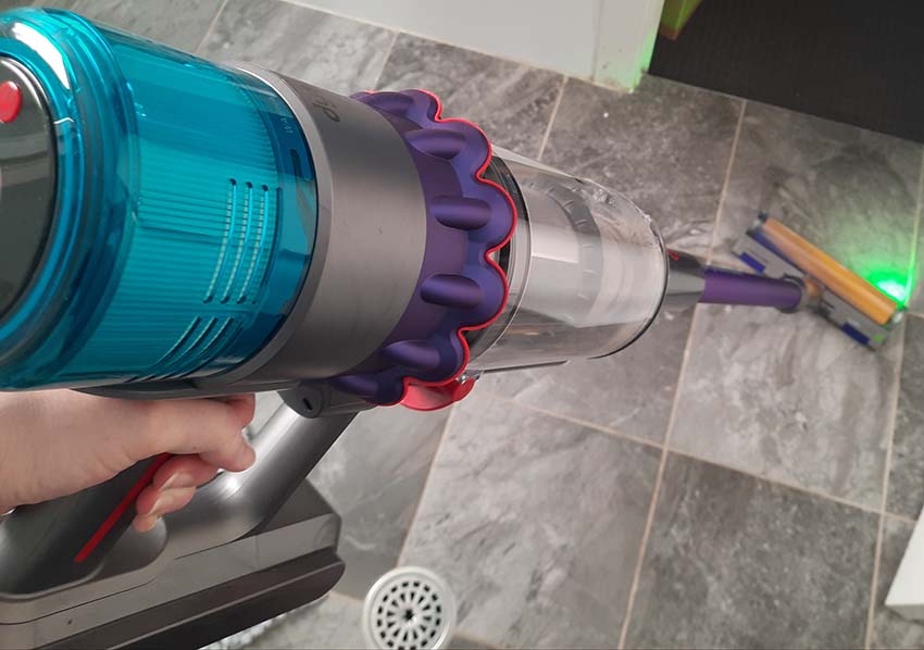 Чистка плитки с помощью Dyson Gen5detect.