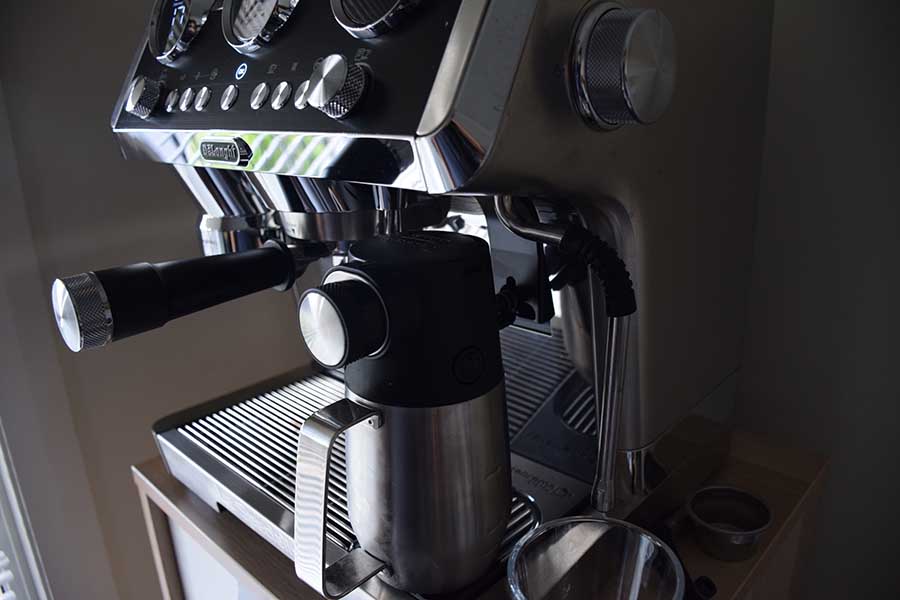 https://www.harveynorman.com.au/blog/assets/Coffee-pot-and-DeLonghi-La-Specialista-Maestro.jpg