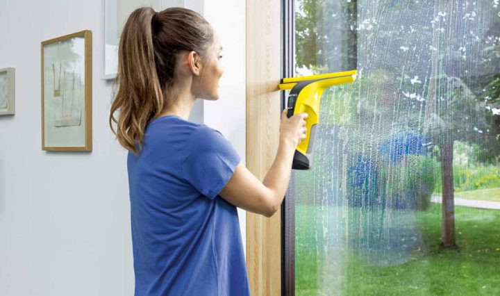 Cleaning a window with the Karcher WV6