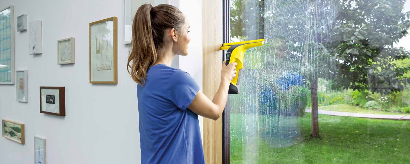 Cleaning a window with the Karcher WV6