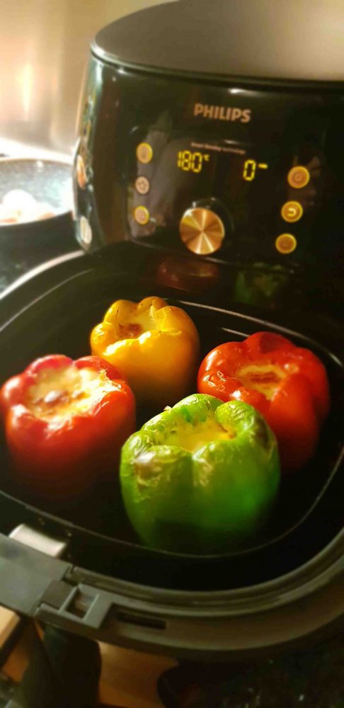 https://www.harveynorman.com.au/blog/assets/Lasagne-Stuffed-Capsicum-Airfryer-Recipe-486x1000.jpg