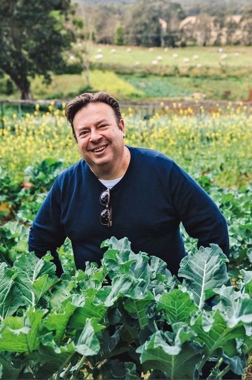 Питер Гилмор, лауреат премии Мэгги Бир 2021 года за выдающийся вклад в развитие австралийской кухни, в саду.