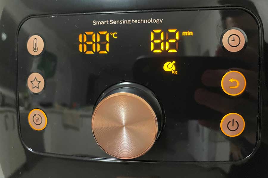 Светодиодный дисплей Philips Smart Air Fryer XXL показывает температуру и оставшиеся минуты.