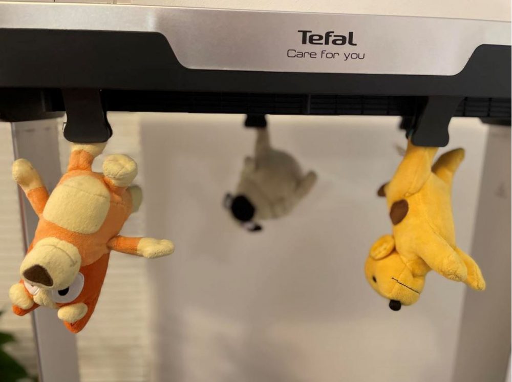 Три игрушечных собачки в автоматическом отпаривателе для одежды Tefal Care For You.
