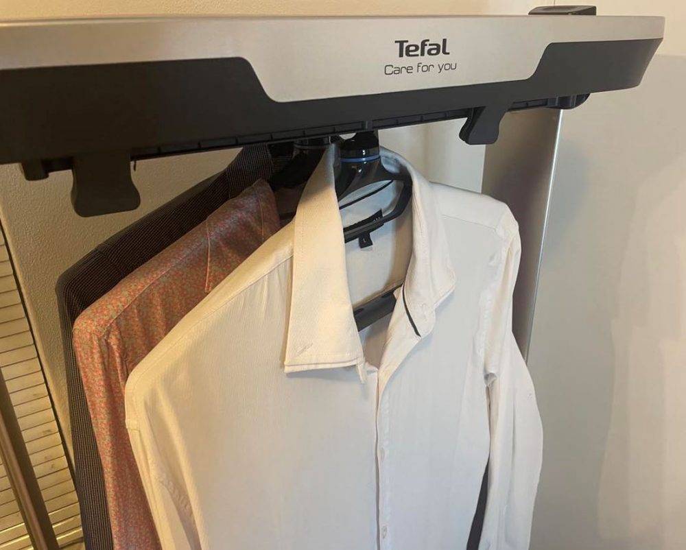 Отпарьте рубашки в автоматическом отпаривателе для одежды Tefal Care For You.