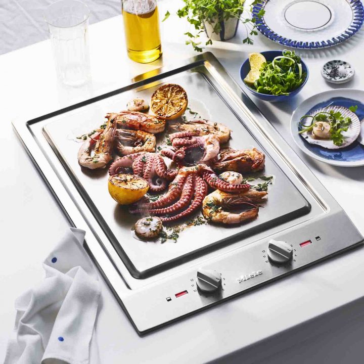Using the Miele 38cm Cooktop Teppanyaki Grill to prepare our Summertime Seafood Platter with Oregano and Garlic Dressing.
