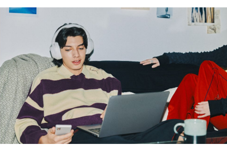  Bluetooth Connection and Long-Lasting Battery